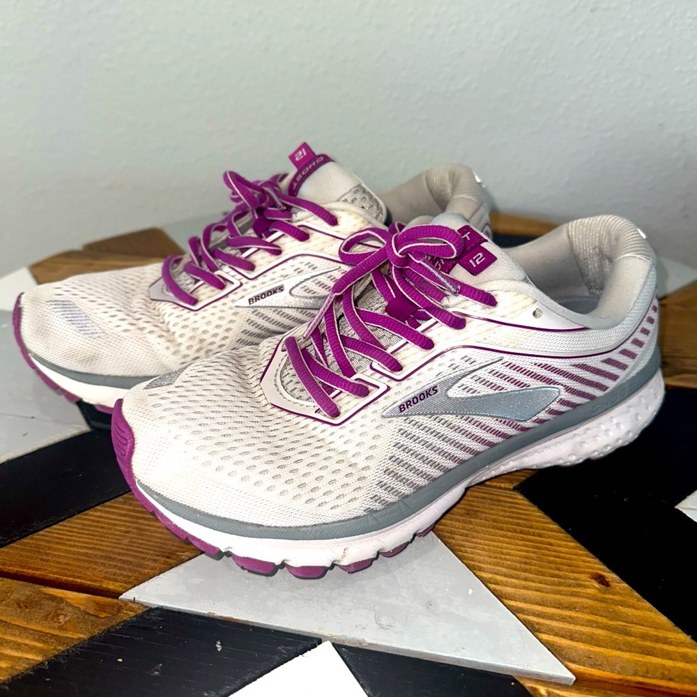 Womens BROOKS Ghost 12 white Purple Running Shoes / Size 8.5